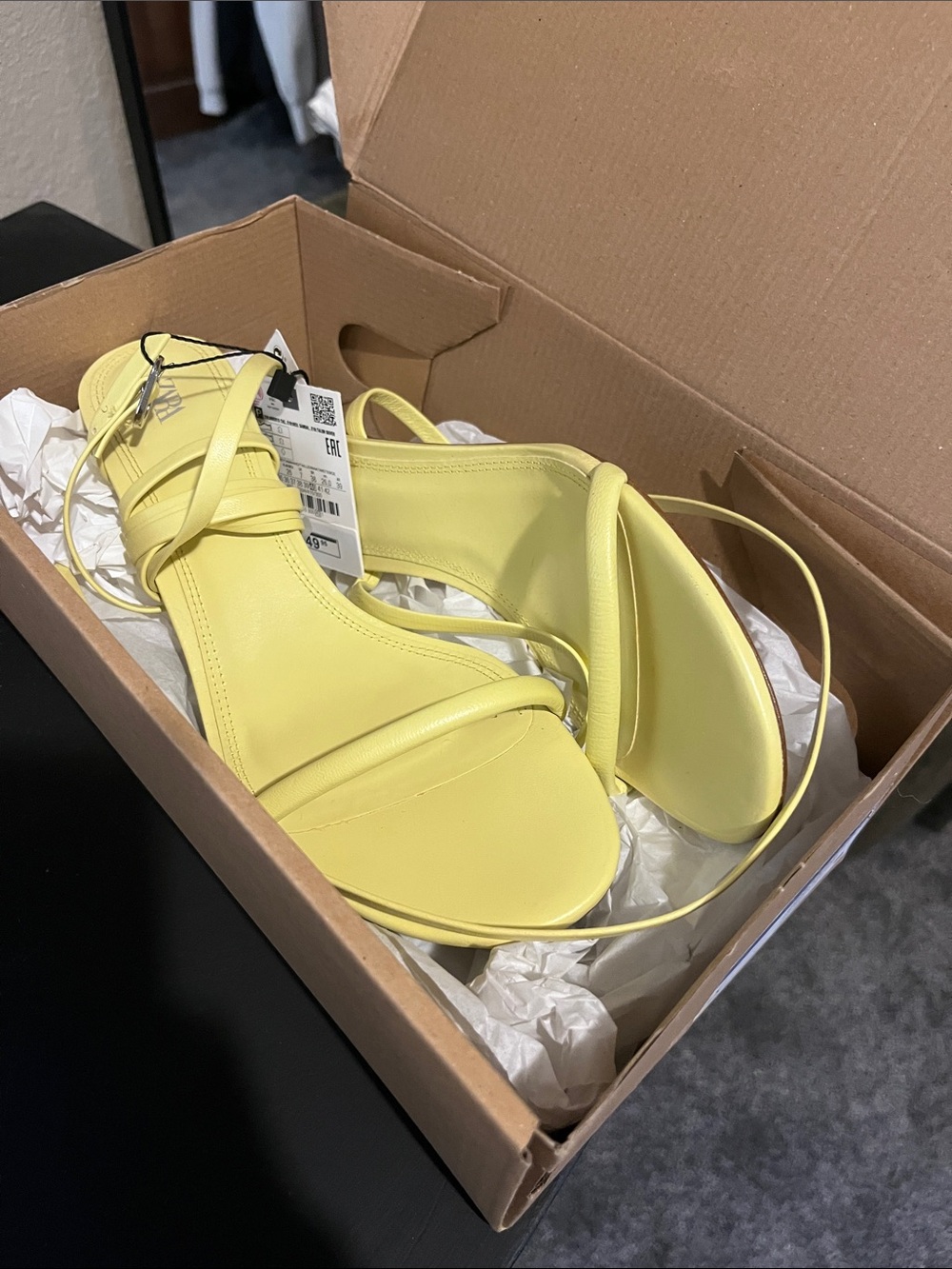 ZARA HIGH HEELED TUBULAR STRAP LEATHER SANDALS 9 Sz 40 LIGHT YELLOW 2311/410 NWT